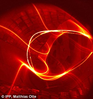 “文德爾施泰因 7-X”裝置內并聯(lián)環(huán)路的電子束，顯示出沿著磁場線的軌跡。